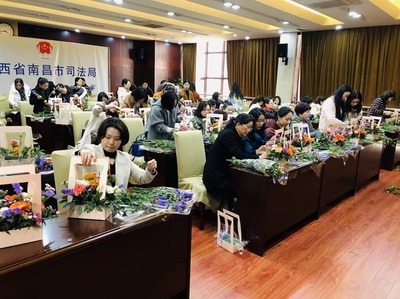 市司法局婦委會(huì)舉辦“追逐夢(mèng)想 綻放風(fēng)采”花藝講座 以花為媒，豐富文化生活，彰顯巾幗風(fēng)采